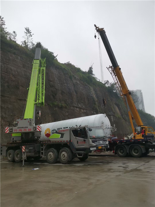 霍邱县“不怕风雨冻”—— 吊车的 “恶劣环境适应” 技术
